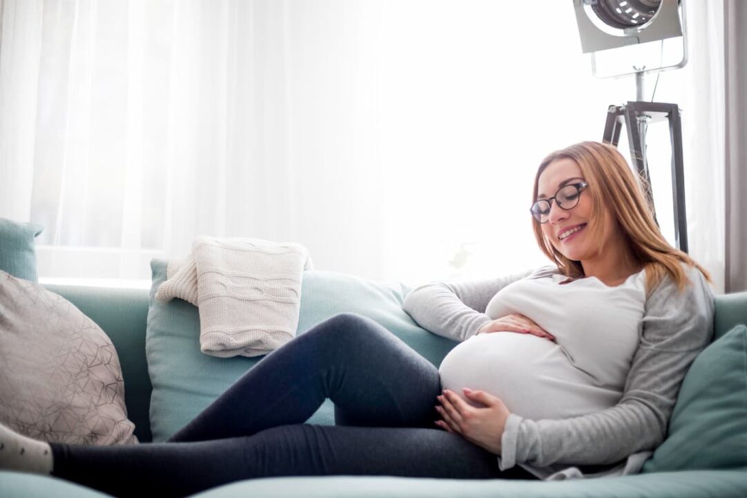 femme enceinte sur un canapé