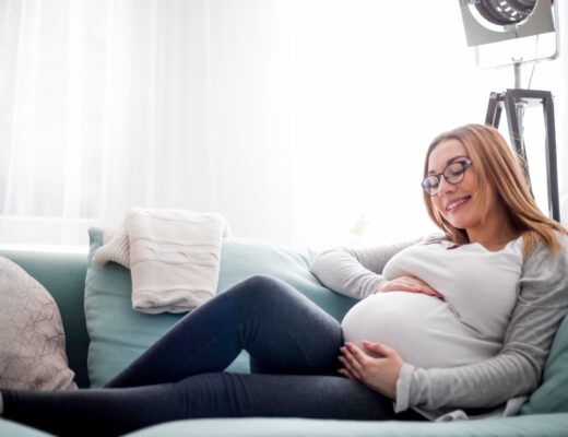 femme enceinte sur un canapé